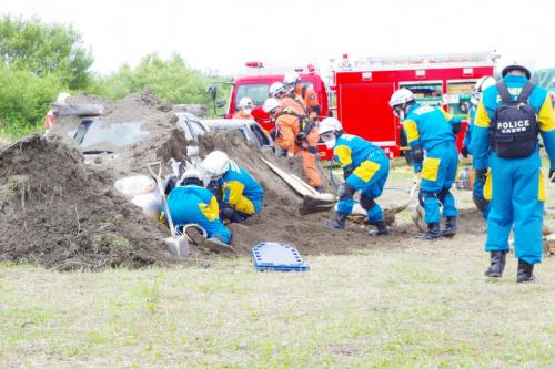 土砂埋没車両から救出救助訓練を行う警察部隊